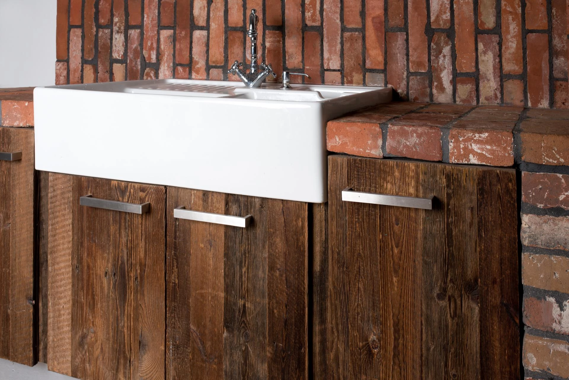 Stare drewno we wnętrzach — jakie deski pasują do stylu rustykalnego, eklektycznego i shabby chic?